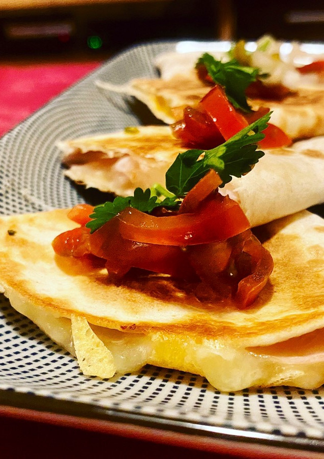 Una foto de Quesadillas con salsa siracha y sincronizadas de pavo