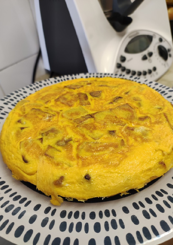 Una foto de Tortilla de patata... patatas hechas en freidora sin aceite