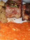 Costillar de cerdo con salsa romesco y papas al horno