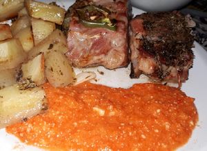 Una foto de Costillar de cerdo con salsa romesco y papas al horno