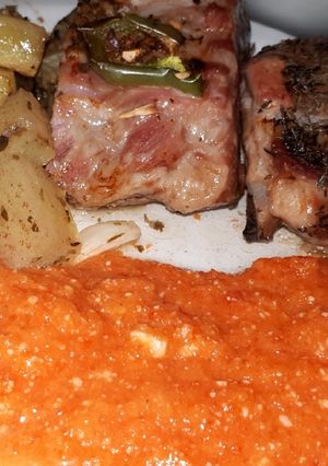Una foto de Costillar de cerdo con salsa romesco y papas al horno