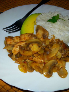 Una foto de Salteado de pollo y champiñones