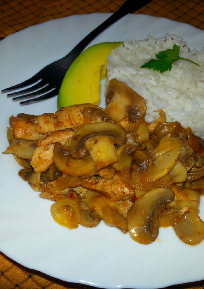Una foto de Salteado de pollo y champiñones