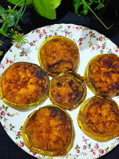 बैंगन भाजा(baigun bhaja recipe in hindi) रेसिपी मुख्य फोटो
