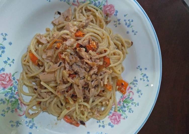 Spaghetti tuna pedaz manjalitha