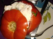 Una foto de tomates rellenos con carne