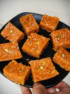 तिल गुड़ गाजर बर्फी (Til Gud gajar Barfi recipe in Hindi) रेसिपी मुख्य फोटो