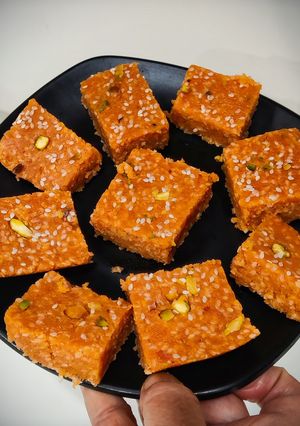 तिल गुड़ गाजर बर्फी (Til Gud gajar Barfi recipe in Hindi) रेसिपी मुख्य फोटो