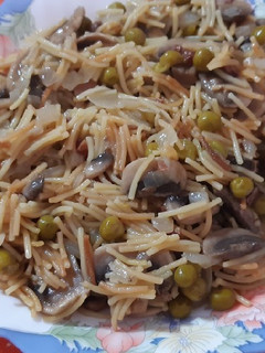 Una foto de Sartén de fideos con champiñones