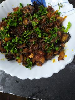 कारल्याची भाजी (karlyachi bhaji recipe in marathi) रेसिपी चे मुख्य फोटो