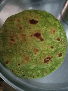 પાલક પરાઠા (Palak Paratha recipe in Gujarati) રેસીપી મુખ્ય ફોટો