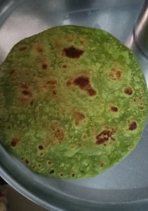 પાલક પરાઠા (Palak Paratha recipe in Gujarati) રેસીપી મુખ્ય ફોટો
