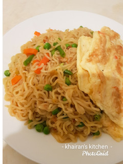 Noddles and fry Eggs ainihin hoton girkin
