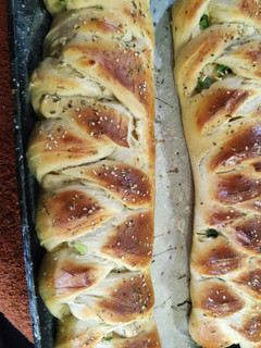 Una foto de Pan de Ajo y cebollitas verdes.!