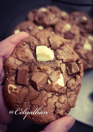 Une photo de Cookies fondants aux 3 chocolats 🤤
