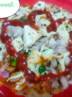 ભાખરી પીઝા (Bhakhri Pizza Recipe In Gujarati) રેસીપી મુખ્ય ફોટો