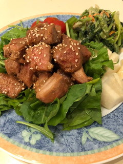 Una foto de Dado de Atún salteado con manteca y salsa de soja Japonés MAGURONOBATASYOYUITAME🇺🇾🇯🇵マグロのバター醤油ソテー