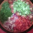Ensalada Lenteja escondida con decoración de rojos y verdes