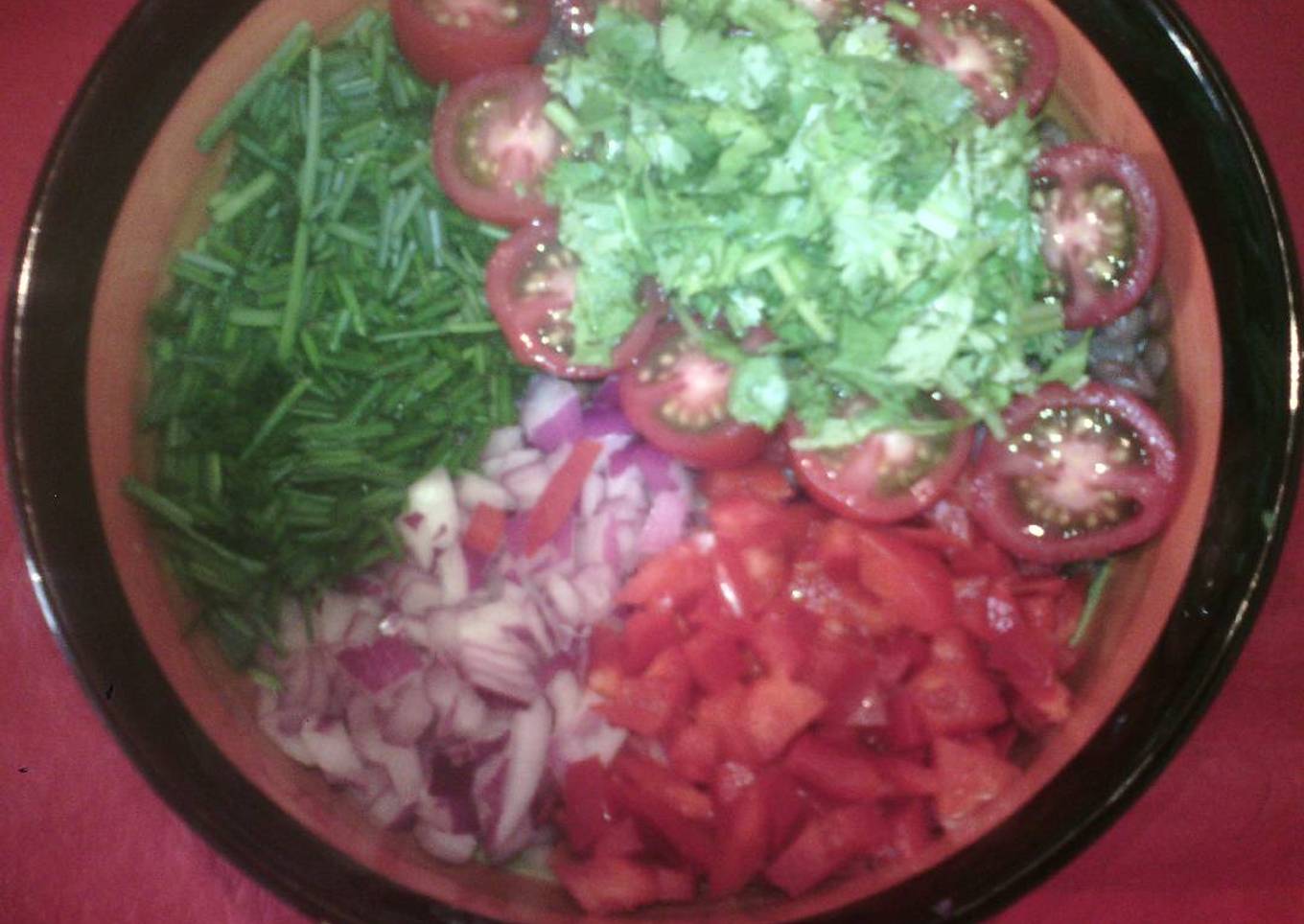Ensalada Lenteja escondida con decoración de rojos y verdes