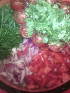 Una foto de Ensalada Lenteja escondida con decoración de rojos y verdes
