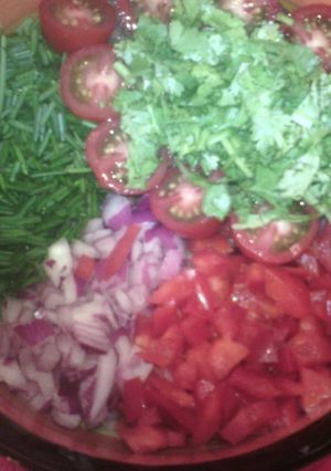 Una foto de Ensalada Lenteja escondida con decoración de rojos y verdes