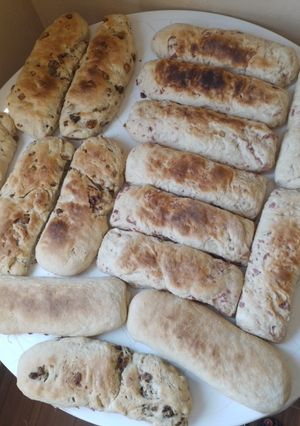 Una foto de Pan casero de chicharrón y salame y común