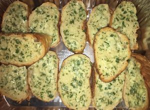 Una foto de Pan de ajo y cilantro 🥖