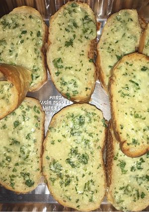 Una foto de Pan de ajo y cilantro 🥖