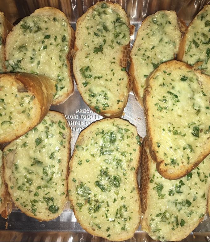Una foto de Pan de ajo y cilantro 🥖