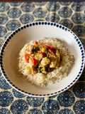 Salteado de pollo y puerros en colchón de arroz blanco