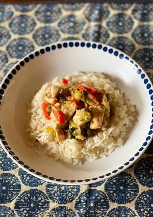 Una foto de Salteado de pollo y puerros en colchón de arroz blanco