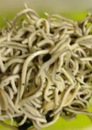 Una foto de Gulas al ajillo con espinacas