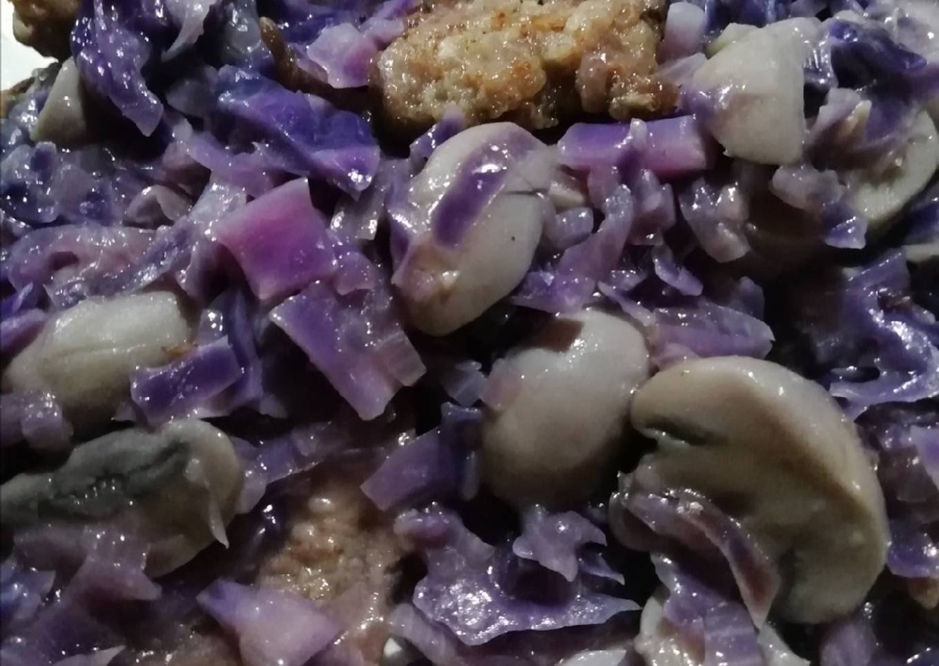 Bifecitos tipo escalopes con salsa de repollo y champiñones