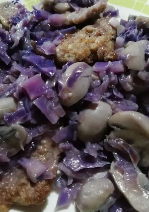Una foto de Bifecitos tipo escalopes con salsa de repollo y champiñones