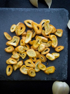 A picture of Fried Garlic Chips.