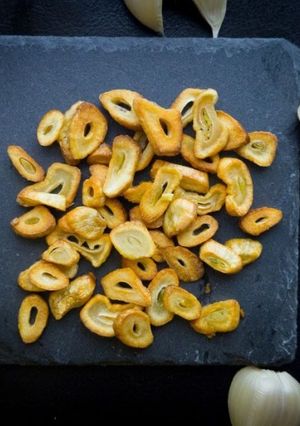 A picture of Fried Garlic Chips.