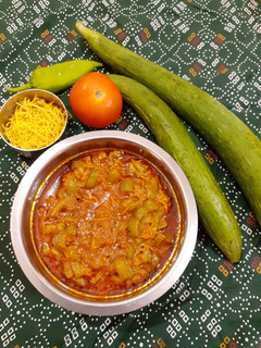 ગલકા સેવ નું શાક (Galka Sev Shak Recipe In Gujarati) રેસીપી મુખ્ય ફોટો