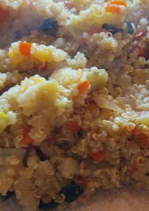 Una foto de Quinoa con vegetales