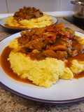 Carne de cerdo guisada con polenta (tocăniță de porc cu mămăligă)