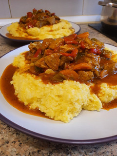 Una foto de Carne de cerdo guisada con polenta (tocăniță de porc cu mămăligă)