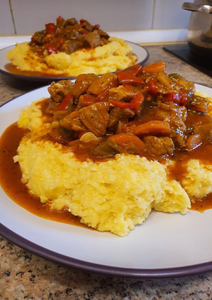 Una foto de Carne de cerdo guisada con polenta (tocăniță de porc cu mămăligă)