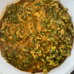 A picture of Guvar tul nu shaak (cluster bean curry with sesame seeds).