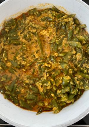 A picture of Guvar tul nu shaak (cluster bean curry with sesame seeds).