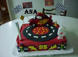 Una foto de Torta pista de cars para cumpleaños