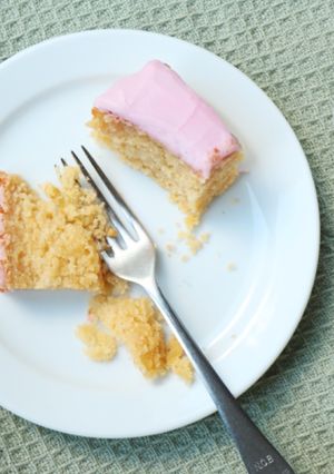 A picture of Tottenham Cake - English School Dinner Sponge Cake.