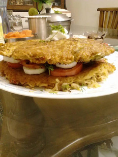 A picture of Noodles burger.