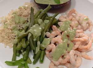 Foto di Riso, Fagiolini e Gamberi Lessati con Salsa di Avocado e Menta