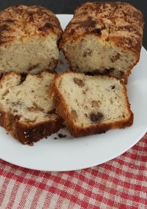 Una foto de Budín de banana, nuez y chocolate (sin manteca) 🍌🧆🍫