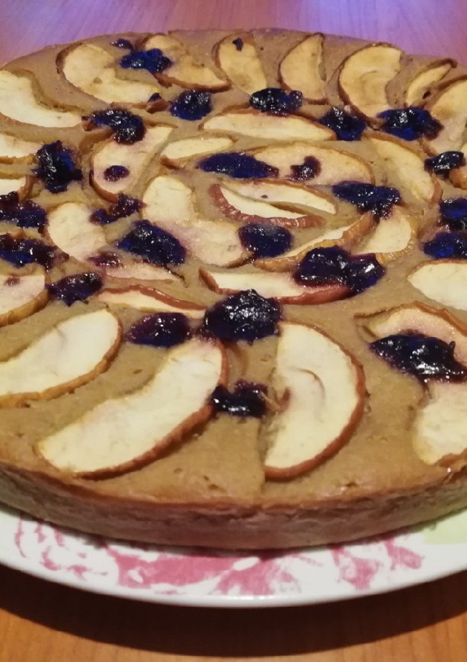 Una foto de Tarta de manzana y galletas 🍎🍪