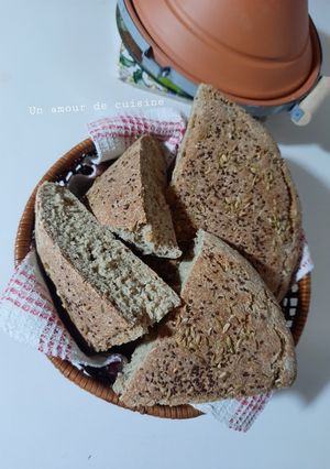 Une photo de Pain complet aux grains de fenouil et cresson 🌾